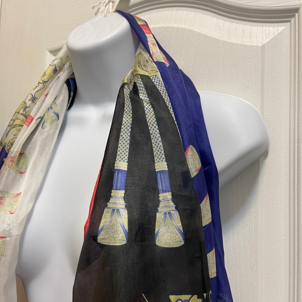 A large 100% silk scarf can be used as a wrapper or Hijab - Picture 13 of 16